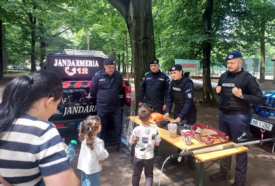 Zâmbete și voie bună la „Orășelul Copiilor” din Parcul Regina Maria. Jandarmii, printre atracțiile preferate ale celor mici
