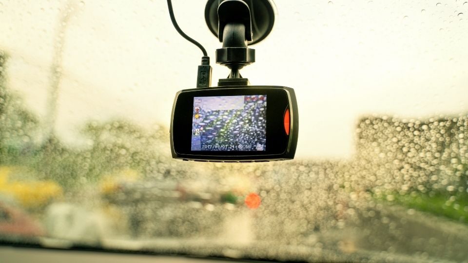 De ce o cameră auto poate fi cea mai bună investiție pe care o faci pentru mașina ta