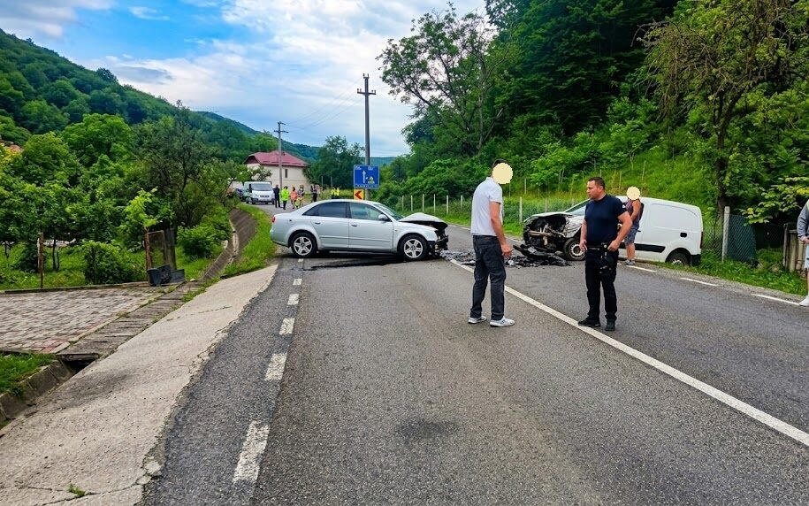 Două autoturisme s-au izbit frontal la Valea Chioarului. Traficul spre Vărai a fost complet blocat