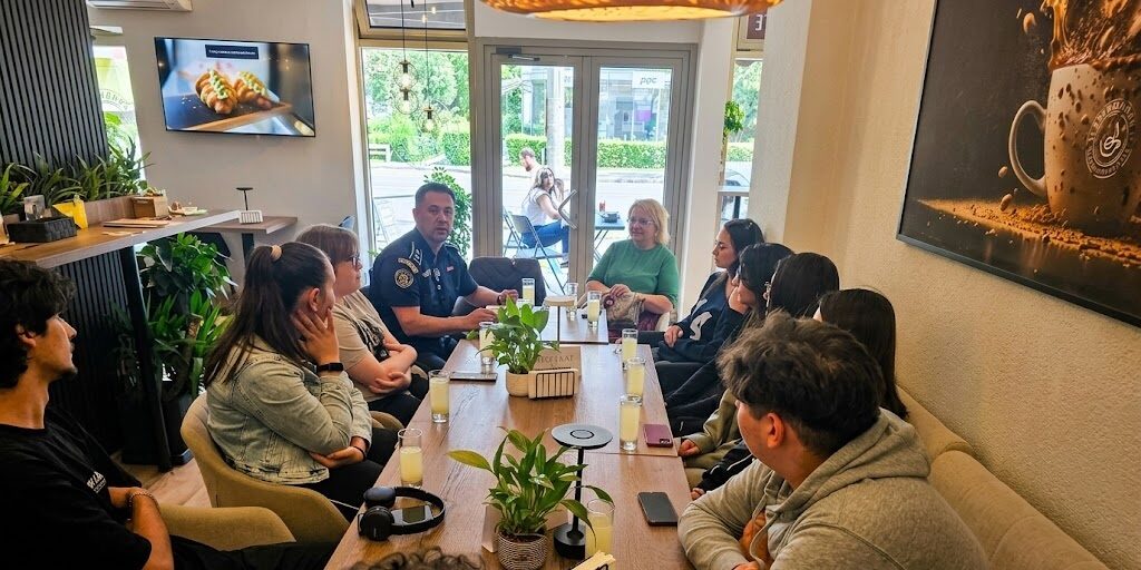 „La limonadă cu polițiști” – ultima întâlnire din acest an școlar, dedicată siguranței elevilor în vacanța de vară