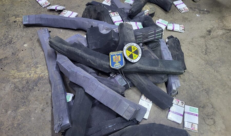 328 de pachete de țigări ascunse într-o roată de rezervă, descoperite la Vama Sighet cu ajutorul unui scanner cu raze X