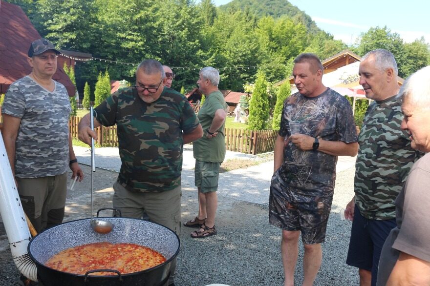 Gulaș de vânat și ciorbă de pește la superlativ: 12 echipe s-au întrecut la Festivalul Ceaunelor organizat de AJVPS Maramureș