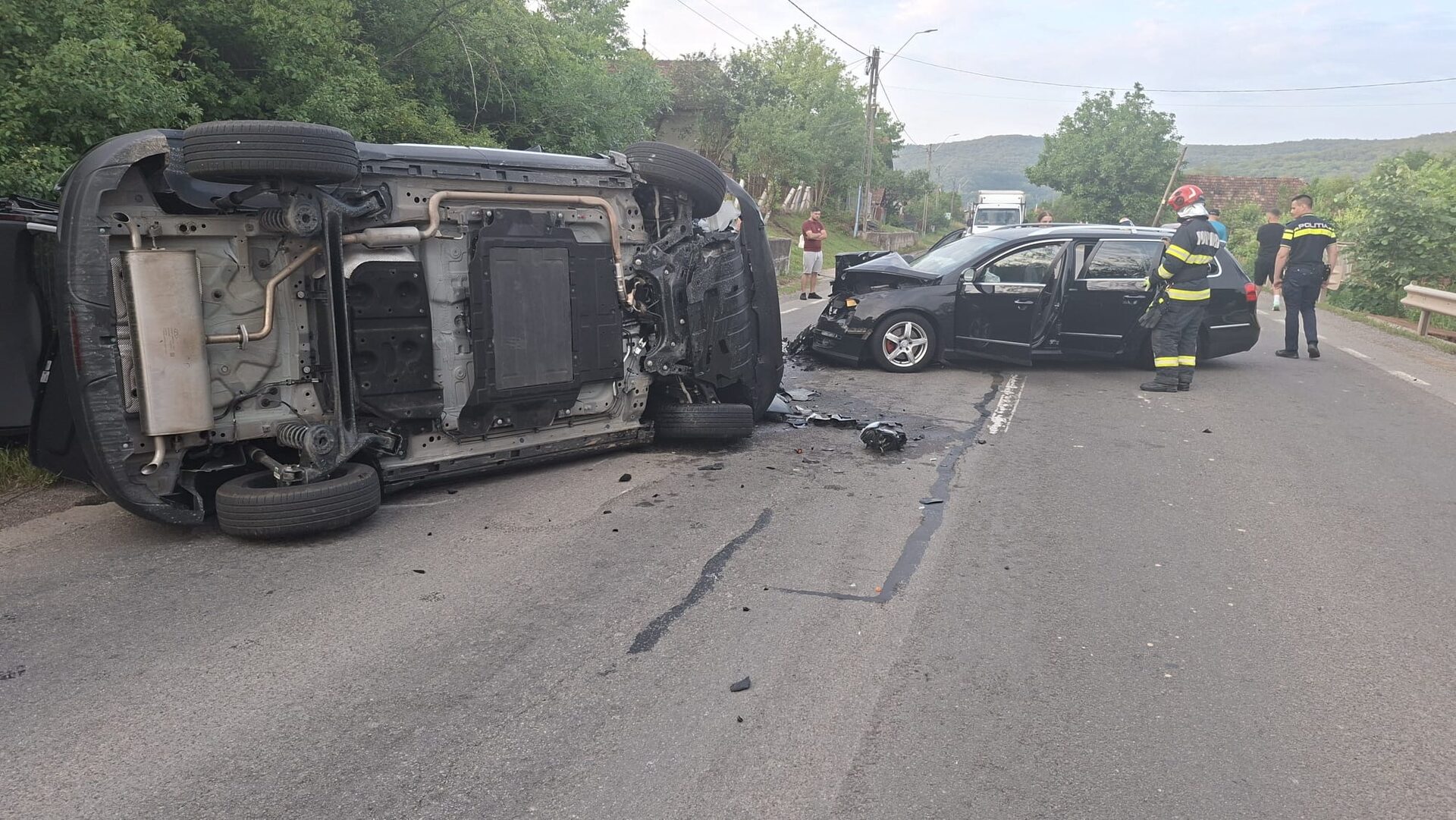 Accident grav pe DN 1F: opt persoane, dintre care trei copii mici, au ajuns la spital după o coliziune frontală.FOTO