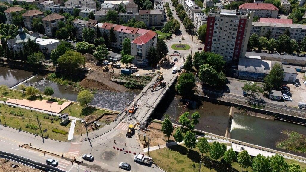 Lucrările de modernizare a bulevardului Unirii au intrat într-o nouă etapă. Noul pod va fi realizat de la zero și va dispune de câte două benzi de circulație pe fiecare sens, trotuare și piste pentru biciclete!