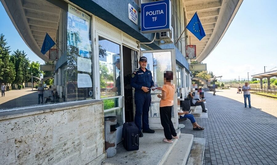 Portmoneu cu peste 2.000 de lei și mai multe bunuri, recuperate de polițiștii de la Transporturi și returnate proprietarei