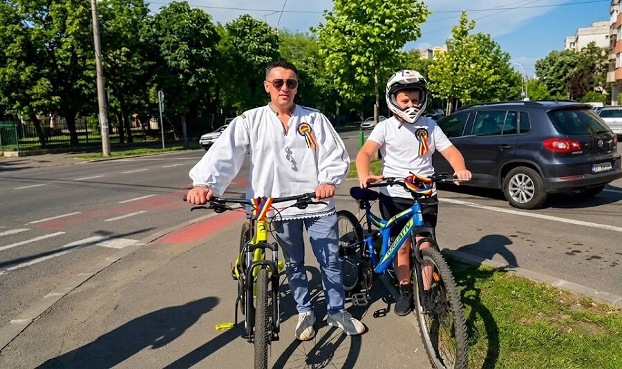 Polițiștii maramureșeni au îmbrăcat ia și au urcat pe biciclete la evenimentul „Cu ia pe bicicletă”