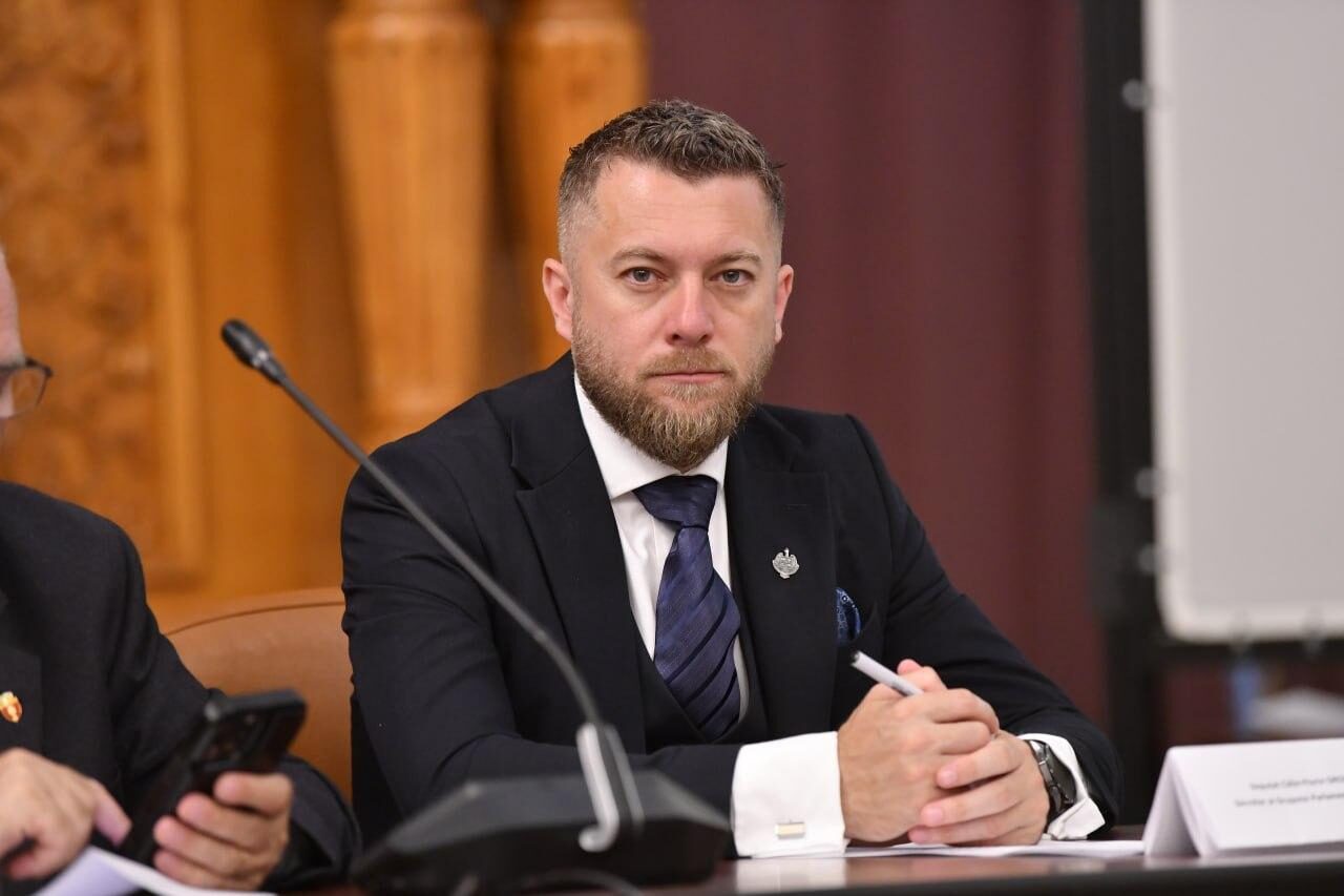 Scandal pe calea ferată! Deputatul Călin Florin Groza cere explicații după întârzieri de până la 5 ore și trenuri fără aer condiționat