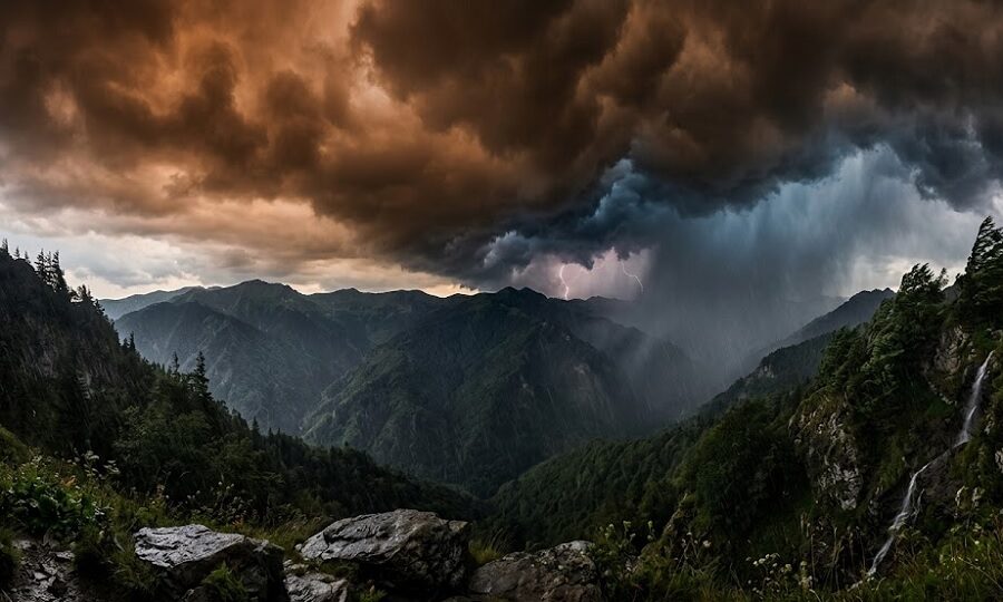 COD PORTOCALIU de fenomene meteorologice severe în zona montană a Maramureșului: averse torențiale, vijelii și grindină