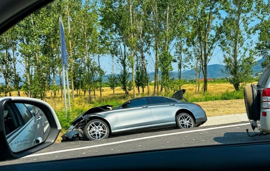 Primul accident pe pasajul Auchan din Baia Mare de la deschiderea circulației: două autoturisme implicate