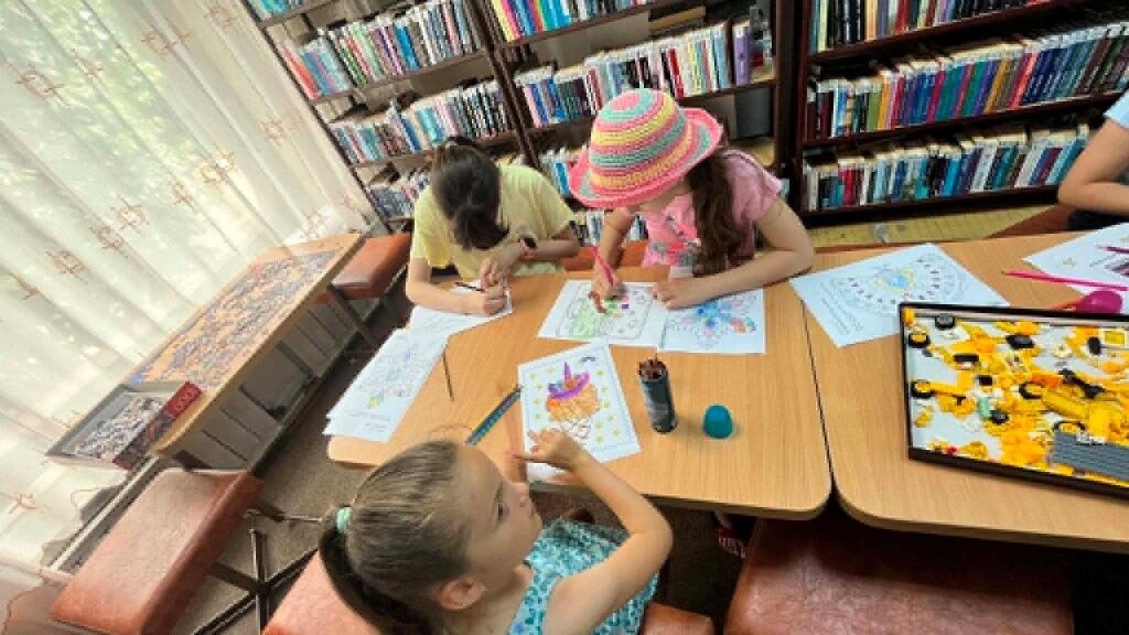 Atelierul de joacă de la Filiala Traian a adus culoare și creativitate în vacanța copiilor