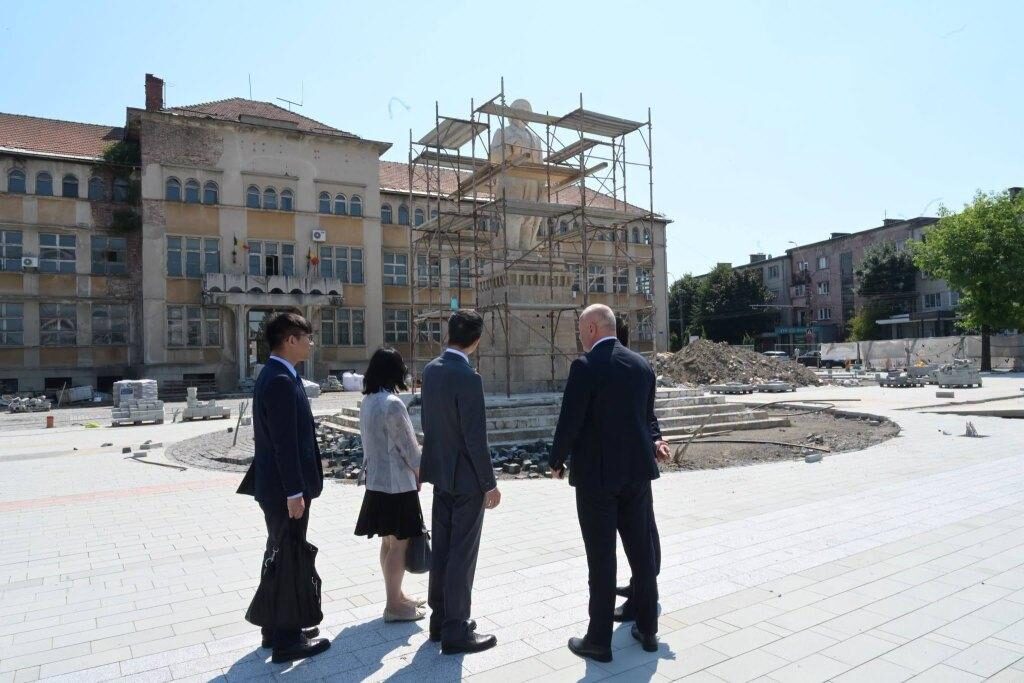 Ambasadorul Chinei a efectuat o vizită la Primăria Baia Mare. Autoritățile locale urmăresc atragerea de investiții