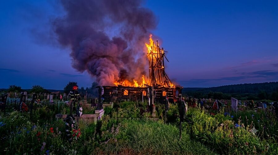 Incendiu devastator la biserica de lemn din Poșta. Lăcașul de cult a fost cuprins de flăcări în toiul nopții