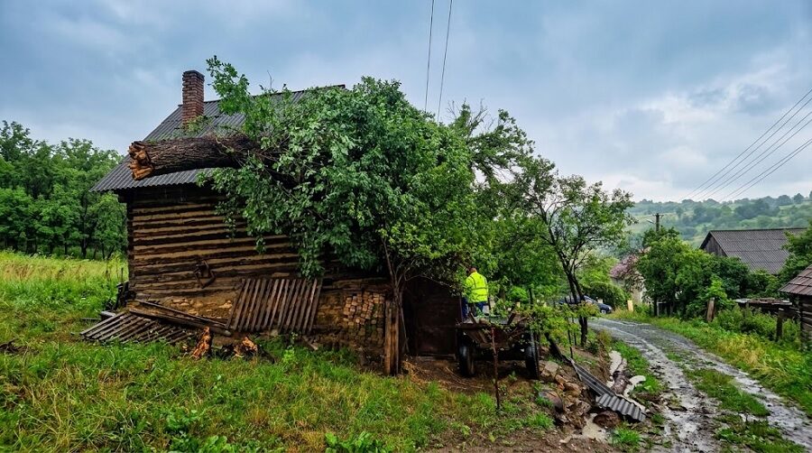 Ploile torențiale și vijeliile au produs pagube în Maramureș: drumuri distruse, incendii și acoperișuri avariate