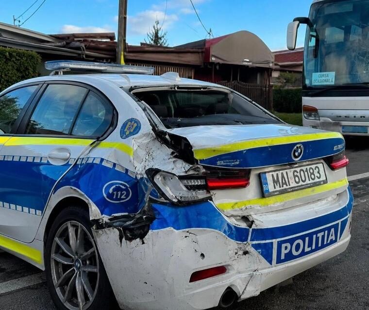 Accident pe DN 39: un autocar a izbit autospeciala Poliției aflată în misiune. Doi polițiști și o tânără de 18 ani au fost răniți
