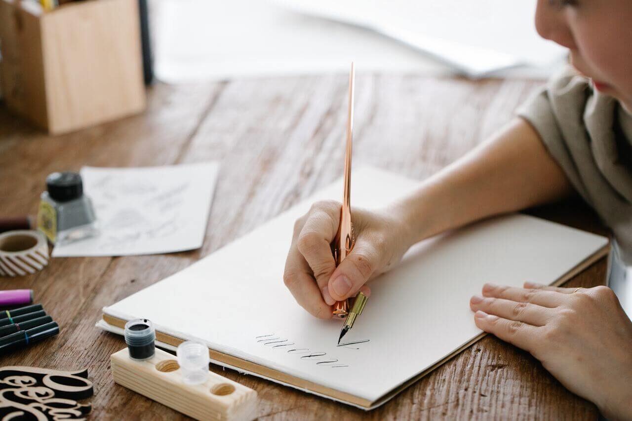 Arta scrisului de mână în era digitală - cum îți redescoperi focusul și creativitatea
