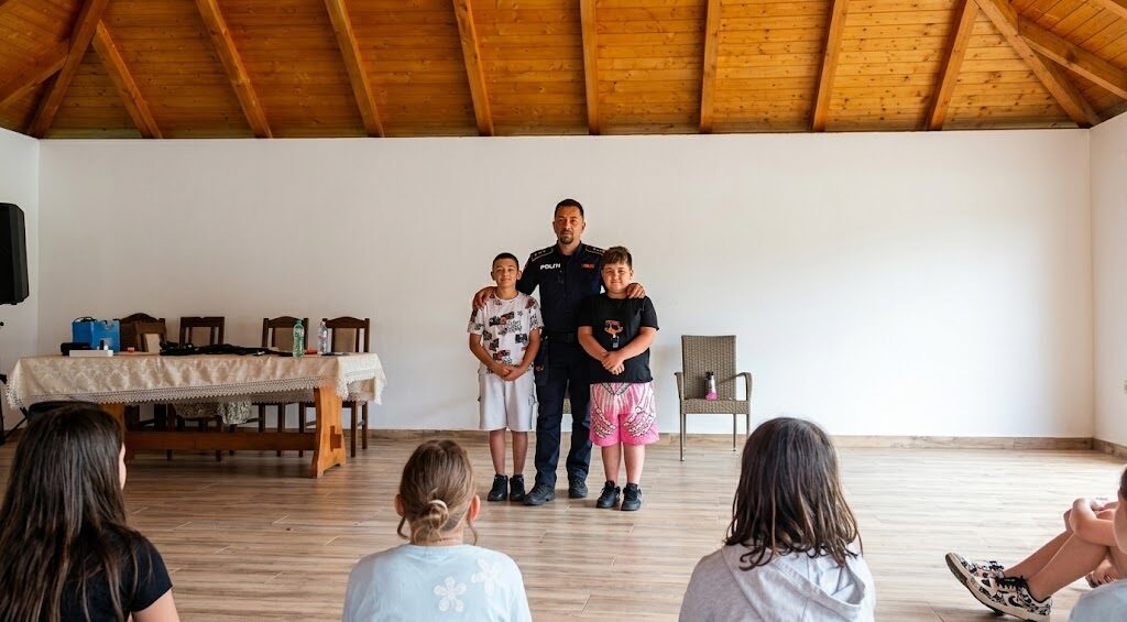 Polițiștii maramureșeni duc mesajul împotriva bullying-ului în taberele de vară. Aproximativ 250 de copii au participat la activități preventive