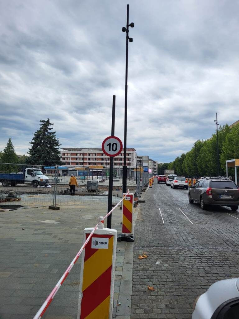 Baia Mare: Restricții de circulație în zona Pieței Revoluției; limită de 10 km/h și tonaj maxim de 3,5 tone