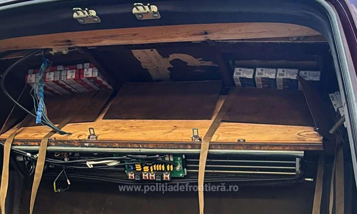 Țigări în valoare de peste 88.000 lei, ascunse în plafon și pereții laterali ai unui microbuz, confiscate de poliţiştii de frontieră