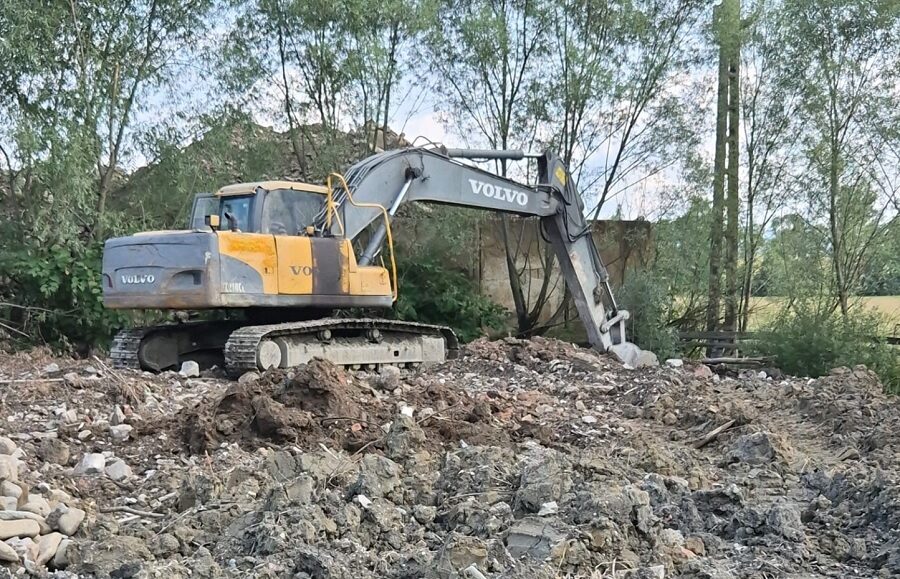 Rezultatele verificărilor: nu au fost găsite deșeuri menajere îngropate la Târgu Lăpuș, însă Garda de Mediu a descoperit nereguli privind deșeurile din construcții