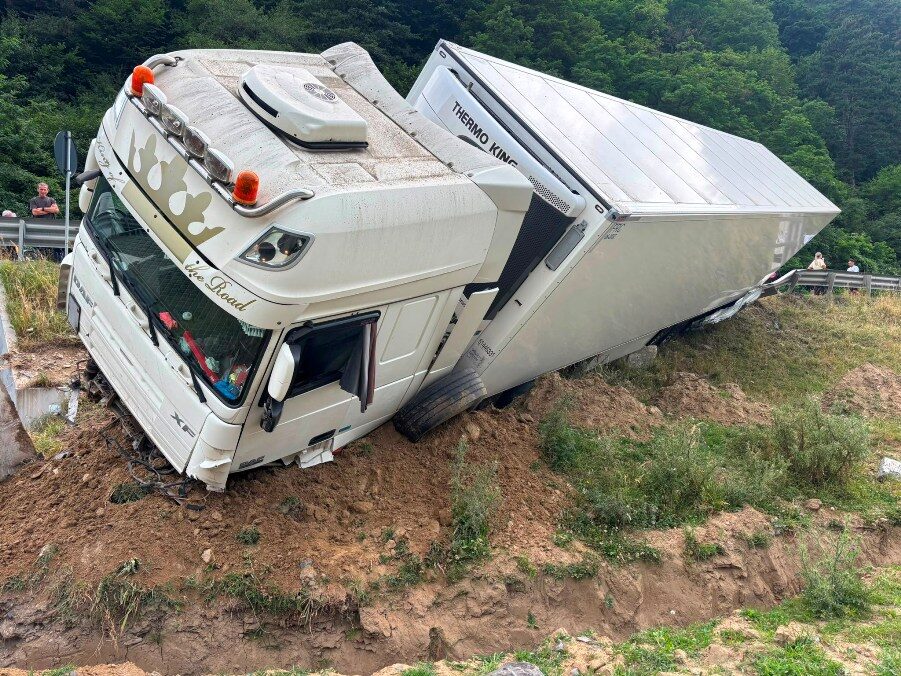 Accident cumplit pe DN 7! Un șofer de 69 de ani a rămas încarcerat după impactul cu un TIR.foto