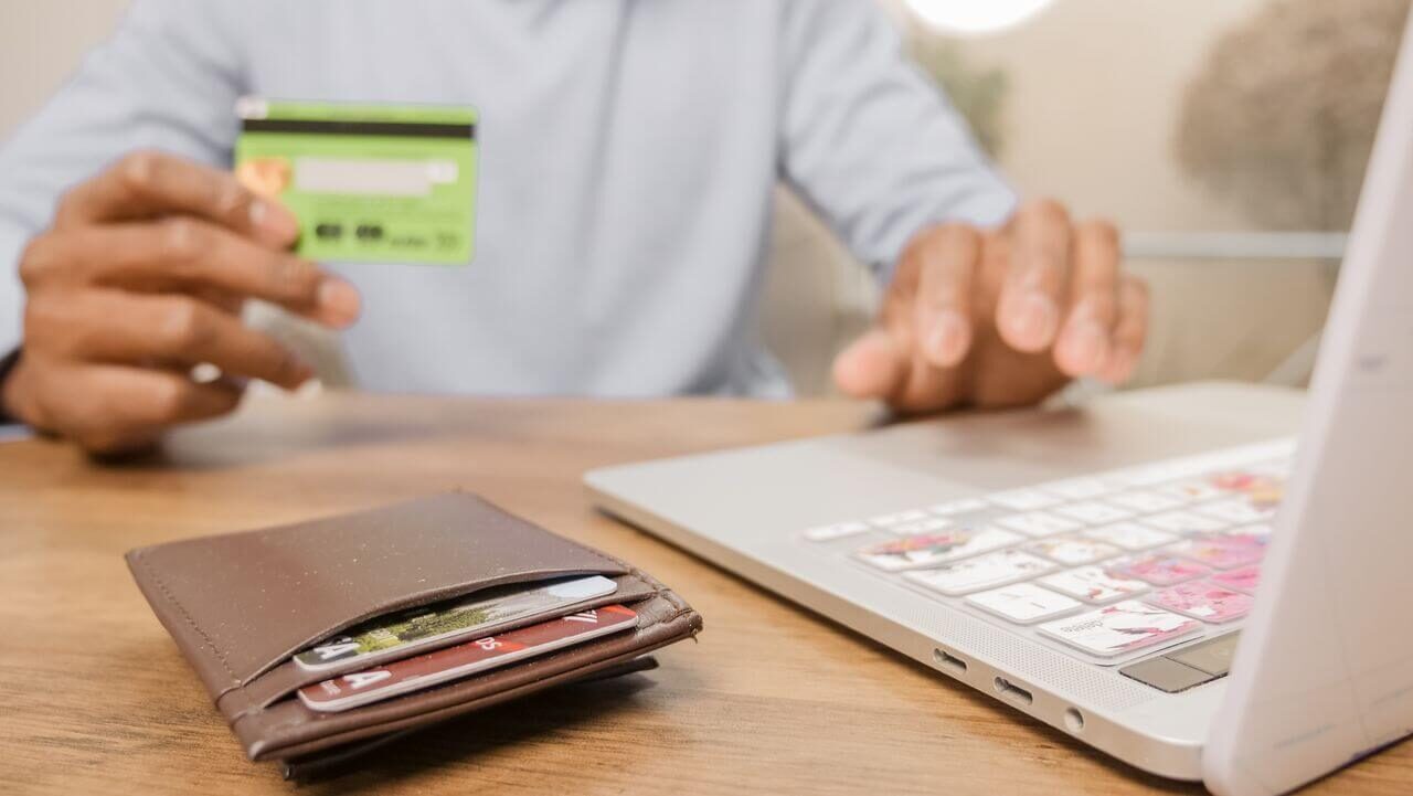 De ce tot mai mulți români între 25 și 50 de ani aleg creditul online pentru nevoi personale în locul băncilor clasice