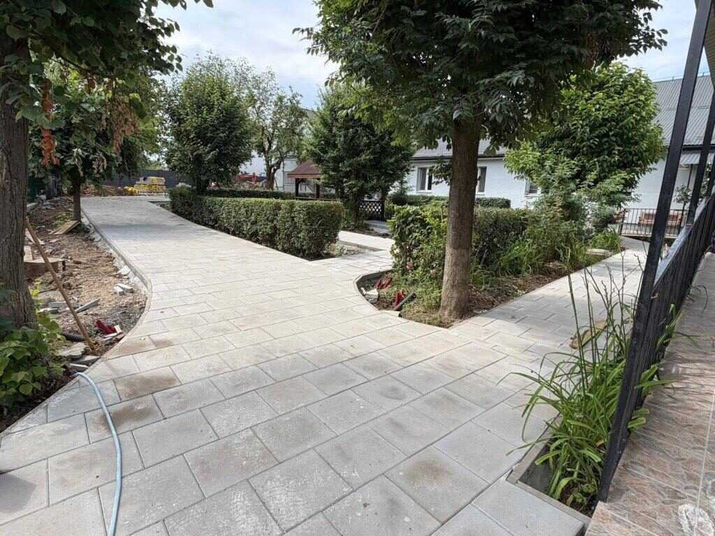 Primăria Baia Sprie: Lucrările de modernizare a curții Căminului pentru persoane vârstnice avansează