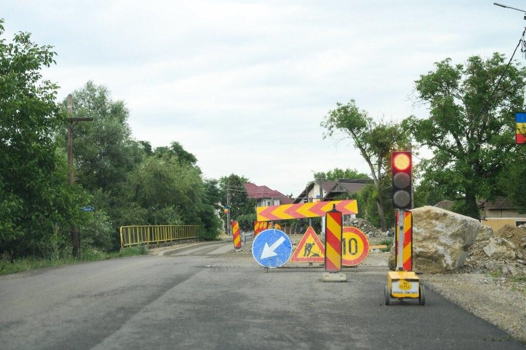 Lucrările de modernizare pe DJ 108A Gârdani -Țicău continuă la drum și podurile de pe traseu