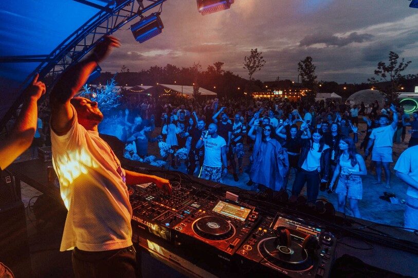 Începe Electric Castle 2026, ediția care îi aduce pe aceeași scenă pe Teddy Swims, The Cure, twenty one pilots, Chase and Status și Wet Leg