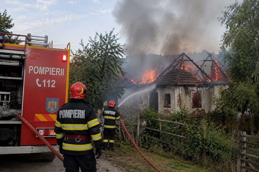 Incendiu la o casă nelocuită în Rona de Sus. Pompierii au intervenit pentru stingerea flăcărilor