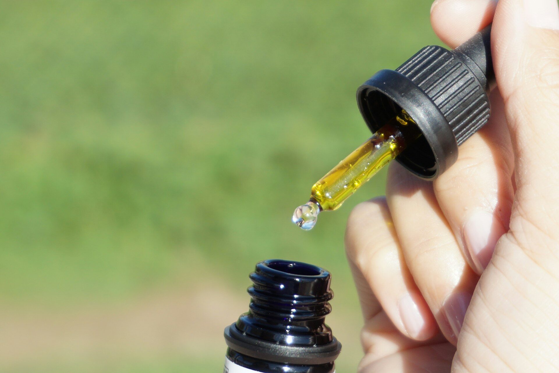 Full spectrum, broad spectrum sau izolat CBD: cum alegi fără să te pierzi în etichetă