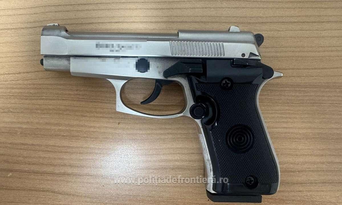 Pistol cu gaze descoperit în portiera unui autoturism de către polițiștii de frontieră