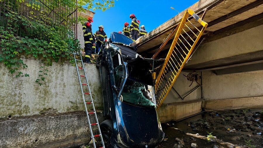 Accident grav în Baia Sprie: Un autoturism a căzut în râul Săsar. Două persoane au ajuns la spital