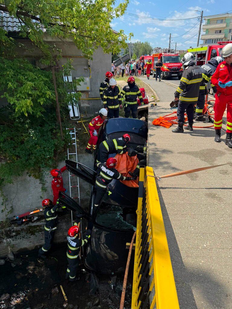 Accident la Baia Sprie: Bărbat descarcerat după ce un autoturism a ajuns în albia râului Săsar