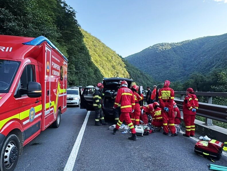 Tragedie pe DN 7: Un pasager a murit după ce o piatră căzută de pe versant a lovit un autoturism