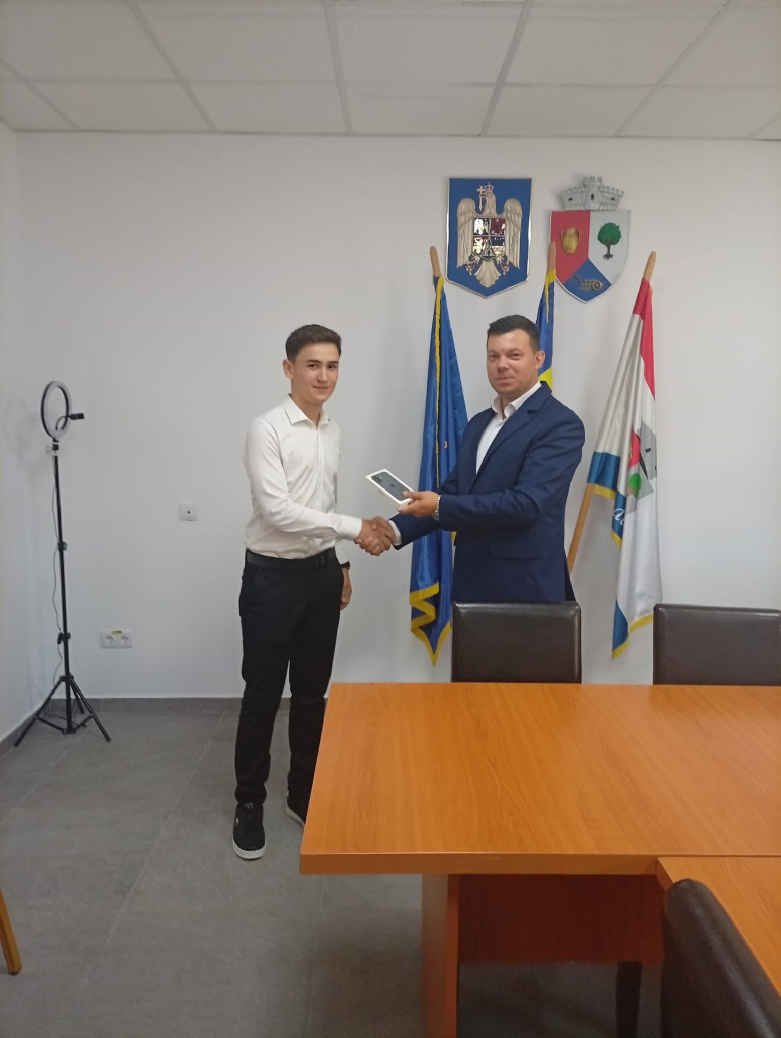 Primăria Băița de sub Codru a premiat elevul cu cea mai mare medie la Evaluarea Națională cu un iPhone 17