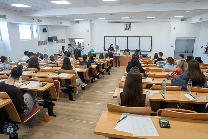 BĂTĂLIE ACERBĂ PENTRU UN LOC LA MEDICINĂ! Peste 2.000 de candidați au concurat la UMF Cluj, iar trei absolvenți au obținut media 10